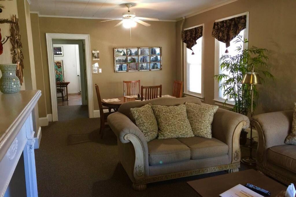Great Gorge Guesthouse: Falls-view Retreat Near Downtown Attractions Holiday home Niagara Falls